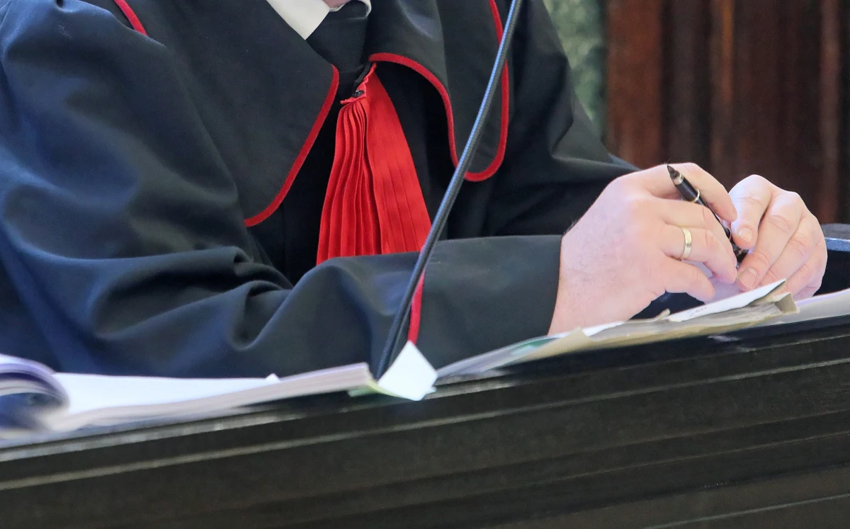 Prokuratura Krajowa skierowała do sądu akt oskarżenia przeciwko 13 osobom powiązanym z bojówką pseudokibiców krakowskiej Wisły – Wisła Sharks. Śledczy zarzucają im głównie przestępstwa narkotykowe, ale także udział w bójkach i pobiciach z użyciem noży i maczet.