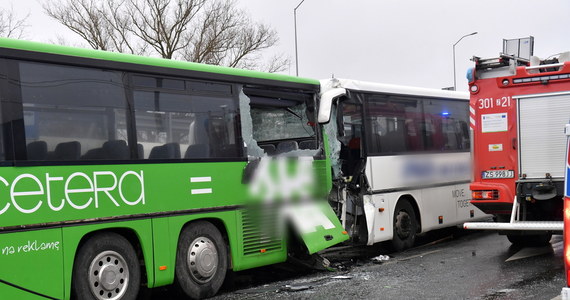 Do zderzenia dwóch autobusów doszło na ulicy Gdańskiej w Szczecinie. Ciężko ranna została jedna osoba, a 22 zostały poszkodowane – informuje reporterka RMF FM Aneta Łuczkowska. Są gigantyczne utrudnienia na wjeździe do centrum miasta. 