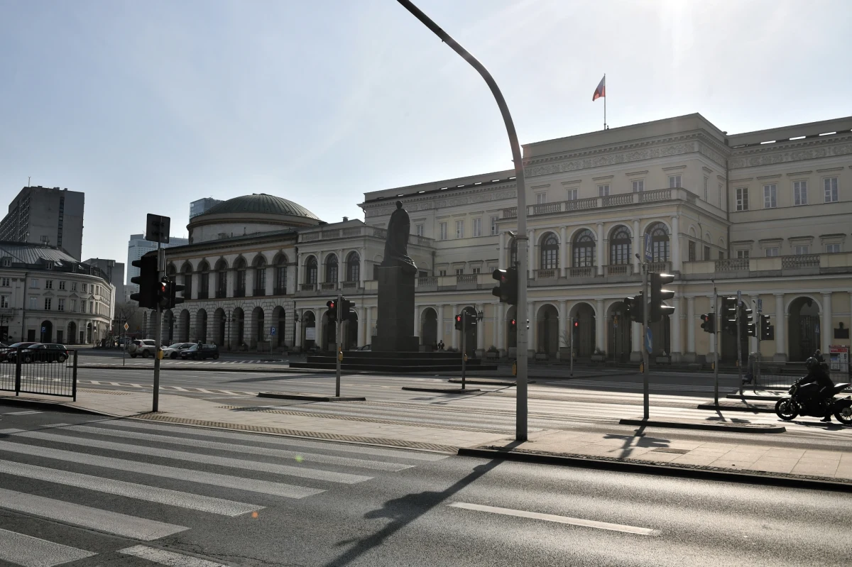 Jesteśmy blisko wprowadzenia zakazu przemieszczania się – przyznał w rozmowie z TVN24 główny doradca premiera ds. Covid-19 prof. Andrzej Horban. Wyjaśnił, że decyzja w tej sprawie zależy od tego, czy Polacy będą przestrzegać koronawirusowych obostrzeń i zaleceń.