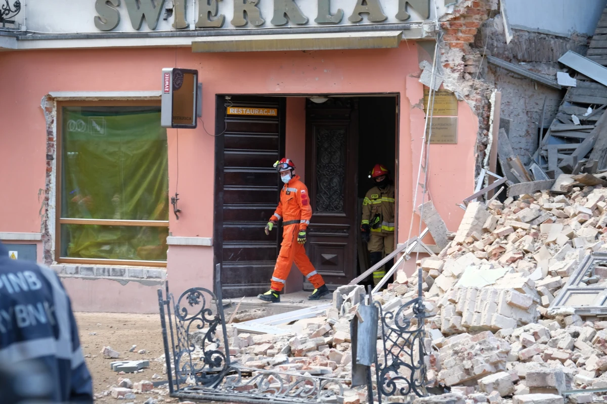 Część osób, która wczoraj tuż przed katastrofą, opuściła remontowaną kamienicę w Rybniku była pijana. Takie są najnowsze ustalenia policji w tej sprawie. Postępowanie wyjaśniające w sprawie rozpoczął Powiatowy Inspektor Nadzoru Budowlanego w Rybniku, a śledztwo prokuratura. Pierwszych świadków już przesłuchano.