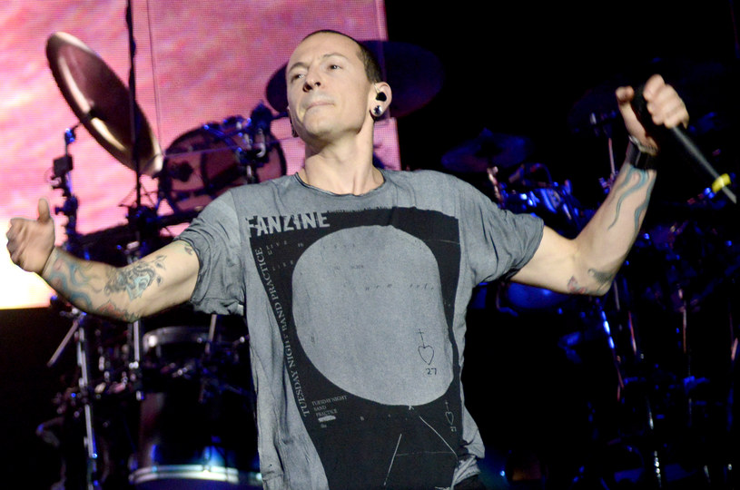 Chester Bennington miał zaledwie 41 lat, gdy zmarł. Jego samobójstwo wstrząsnęło przyjaciółmi, miłośnikami zespołu i całym muzycznym światem. Śmieć wokalisty najprawdopodobniej zakończyła też działalność Linkin Park, z którym był związany przez prawie 20 lat.