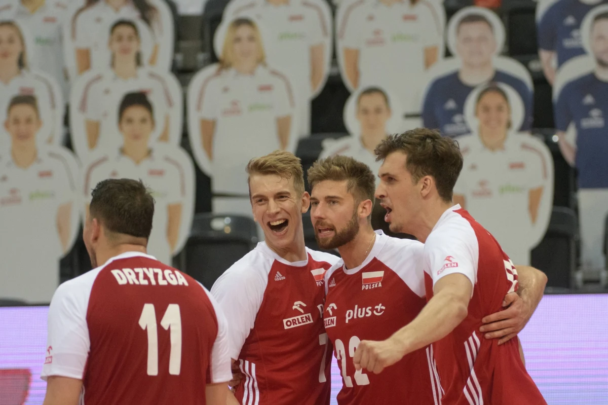 ​Dwudziestu czterech siatkarzy, wśród których nowicjuszem jest tylko Kamil Semeniuk z Grupy Azoty Zaksy Kędzierzyn-Koźle, znalazło się w szerokiej kadrze reprezentacji Polski na pierwszą część sezonu 2021. Nazwiska wybrańców trenera Vitala Heynena ogłosił PZPS.