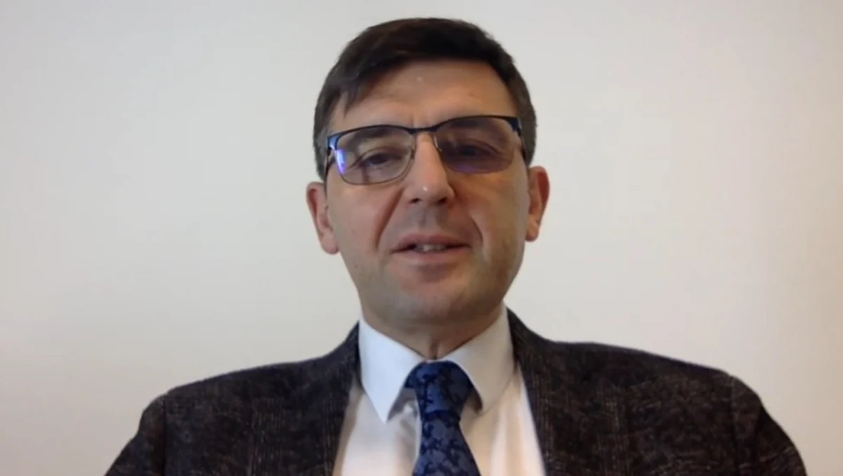 Pandemia koronawirusa jak rozpędzony pociąg. Szybko nie wyhamuje. Czeka nas jeszcze nawet miesiąc walki z SARS-CoV-2, zanim zaczną się  spadki liczby zakażeń i hospitalizacji - mówi specjalista chorób zakaźnych, pediatra i ekspert Luxmedu dr Ernest Kuchar. 