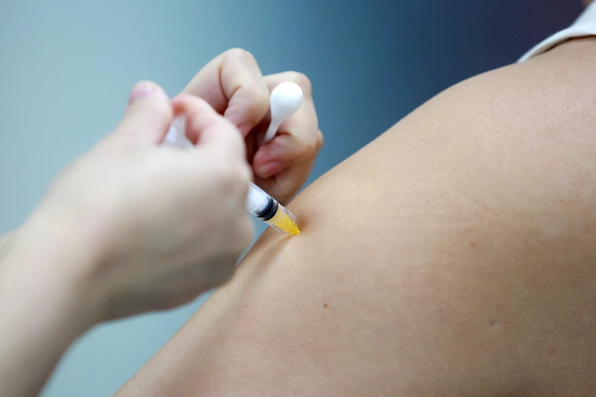 "Osoby, które zrezygnują ze szczepienia preparatem firmy AstraZeneka, znajdują się chwilowo obok systemu szczepień" - stwierdził rzecznik resortu zdrowia Wojciech Andrusiewicz. Jak dodał, trwają analizy, czy nie poszerzyć grona osób, dla których szczepionki firmy AstraZeneca zostaną udostępnione.