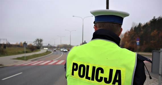 Kierowcy, który wczoraj po pijanemu uciekał samochodem w Siedlcach przed policją, z półtorarocznym dzieckiem, grozi 10 lat więzienia. W auto 36-latka podczas pościgu strzelali policjanci. Mężczyzna usłyszał już zarzuty popełnienia pięciu przestępstw. 