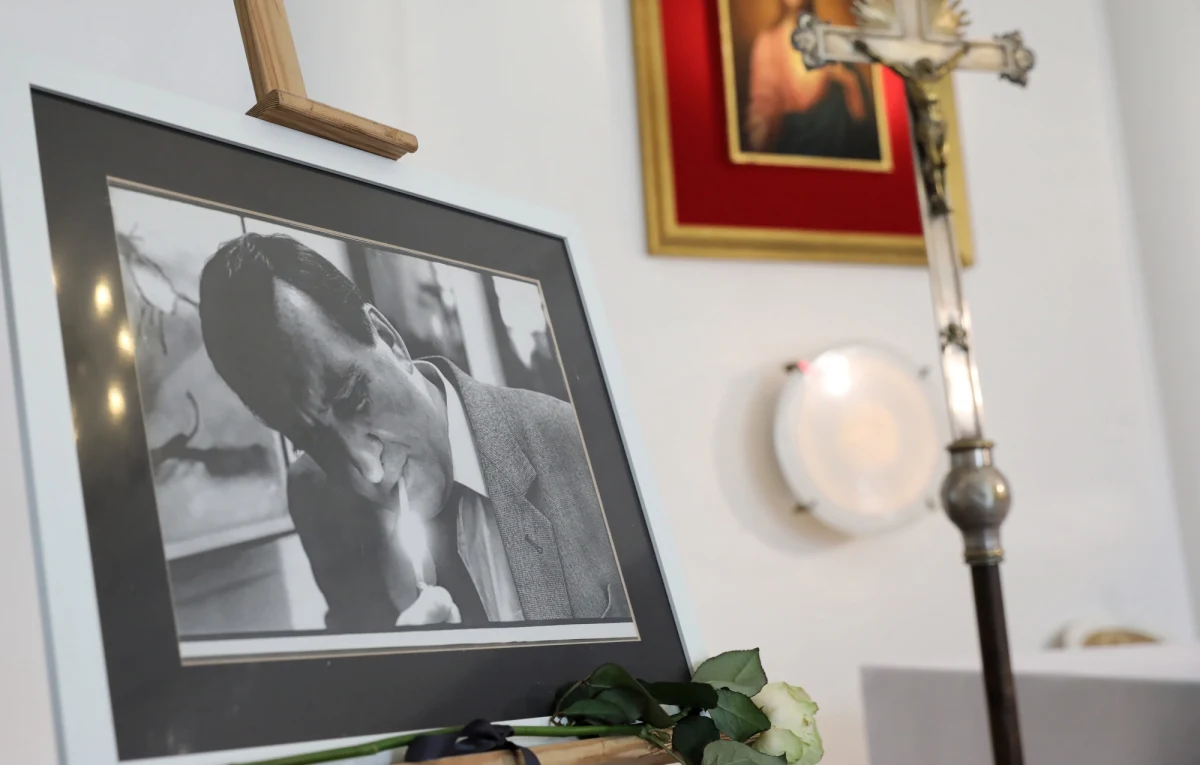 „Przecudowny kumpel, fenomenalny aktor i dobry, mądry człowiek” – tak zmarłego Krzysztofa Kowalewskiego, jednego z najwybitniejszych polskich aktorów, wspominał w czasie uroczystości pogrzebowych Wiktor Zborowski. Pisarka Magda Dudzińska podkreślała, że Kowalewski „umiał słuchać” i „był jednym z najautentyczniejszych ludzi, jakich w życiu znała”. Ks. Krzysztof Niedałtowski zaznaczył zaś: „Krzysztof Kowalewski nie był zdeklarowany ideowo, on był po prostu człowiekiem dobrego serca”.