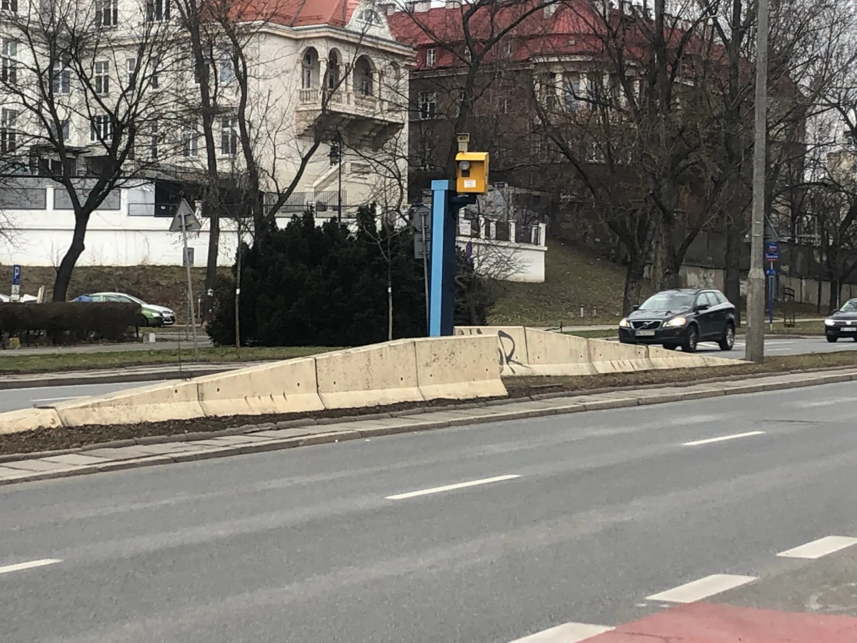 Aż ponad 4 tysiące zdjęć tylko w lutym zrobił kierowcom przekraczającym prędkość fotoradar przy ulicy Spacerowej w Warszawie. To najwyższy wynik w Polsce. Nasz reporter Michał Dobrołowicz rozmawiał z kierowcami i pieszymi, którzy poruszają się w tej okolicy. 