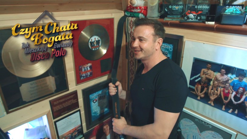 Radek Liszewski z grupy Weekend (pamiętny przebój "Ona tańczy dla mnie") jest pierwszą gwiazdą, która pokazuje swój dom w nowym programie "Czym chata bogata" na antenie Disco Polo Music. 