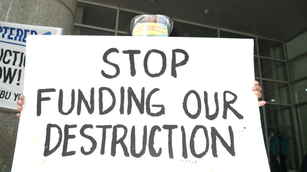 Aktywiści na Filipinach organizują protest przed Standard Chartered Bank w Manili, żądając od banku zaprzestania finansowania elektrowni węglowych w tym kraju.
Protest jest częścią globalnych kampanii ruchu Fridays for Future, prowadzonego przez szwedzką aktywistkę Gretę Thunberg, na rzecz walki ze zmianami klimatycznymi.