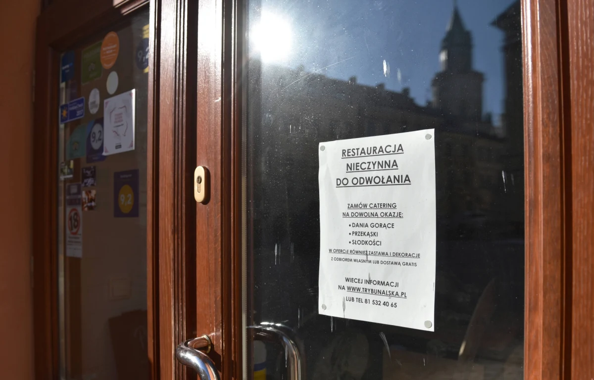 Będzie kolejna runda zmasowanych kontroli przestrzegania obostrzeń koronawirusowych. Od północy wchodzą w życie nowe ograniczenia - zamknięte zostaną szkoły, hotele, kina, teatry, sport i większość sklepów w galeriach handlowych.