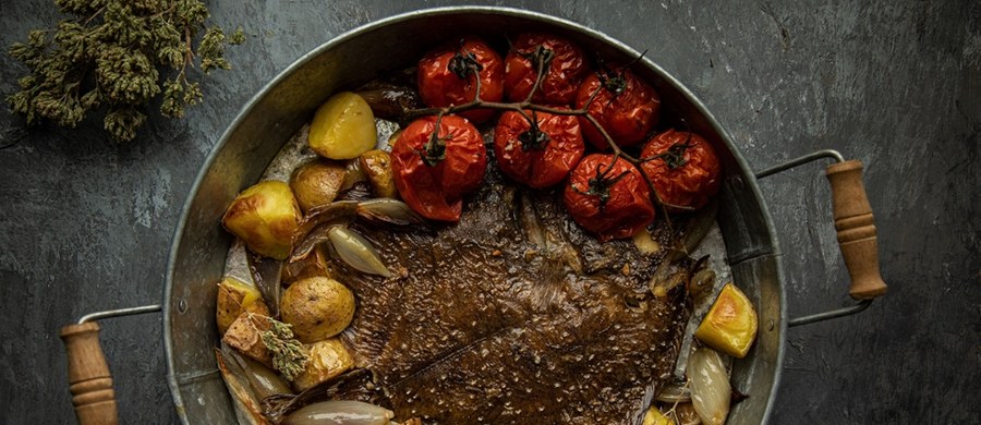 Kuzyn flądry, o szlachetnym, białym, soczystym mięsie. Chociaż turbot nie jest tak popularny w Polsce jak dorsz czy śledź, zdecydowanie warto go skosztować - zarówno ze względu na jego walory smakowe, jak i zdrowotne. Jest jedną z najbardziej cenionych ryb w Europie. Przy okazji obchodzonego 20 marca Międzynarodowego Dnia bez Mięsa zdradzamy, co sprawia, że turbot jest tak wyjątkowy!