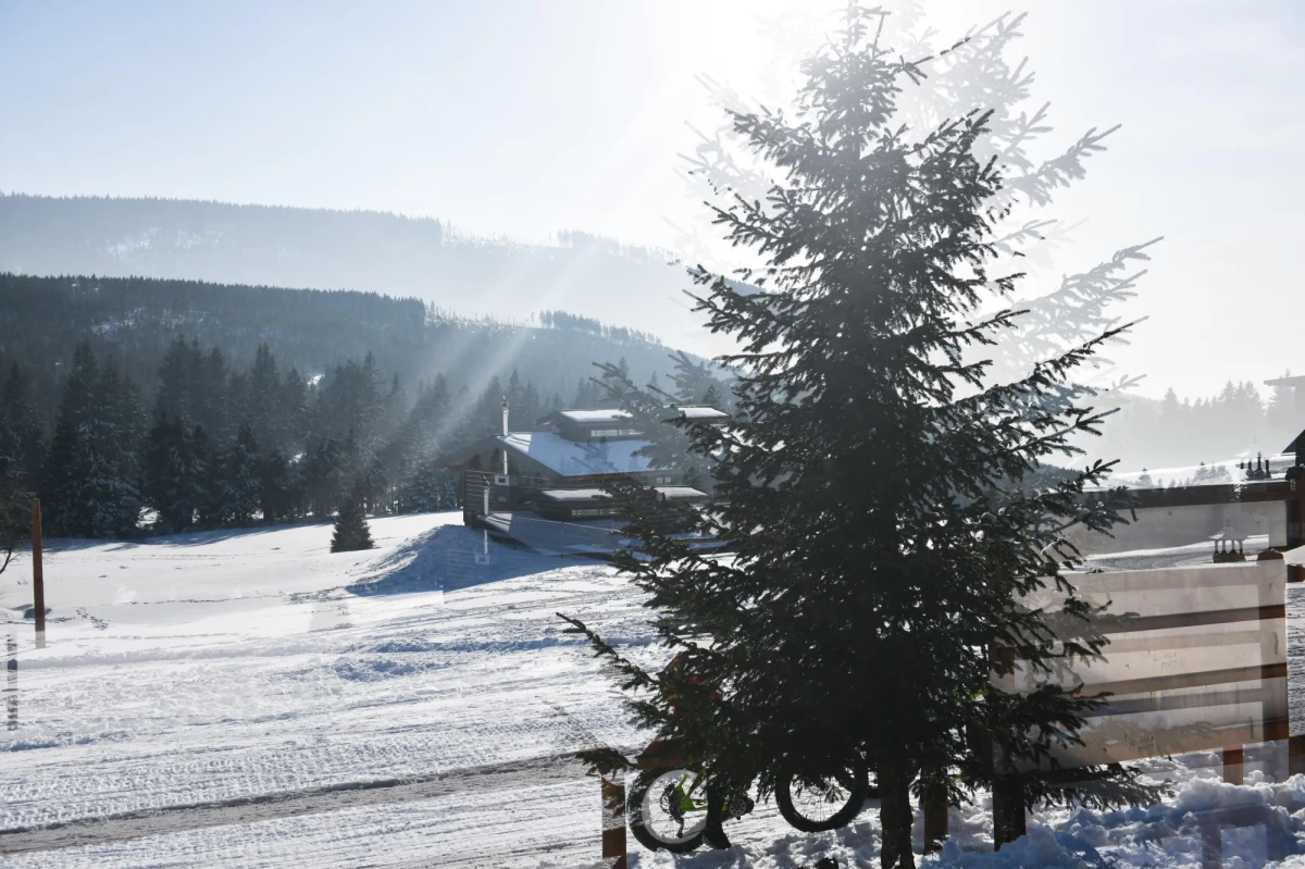 To ważna informacja dla tych, którzy planują wyjazd w Karkonosze. Intensywnie padający śnieg i wiatr sprawiają, że rośnie zagrożenie lawinowe. Teraz obowiązuje lawinowa "trójka".