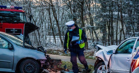 Amfetaminę i marihuanę wykryto w organizmie mężczyzny, który w piątek, jadąc bez uprawnień, koło Leszna w Wielkopolsce spowodował śmiertelny wypadek - dowiedział się reporter RMF FM Krzysztof Zasada. W wyniku czołowego zderzenia zginęło roczne dziecko, a dwoje pozostałych i ich matka trafili do szpitala. 