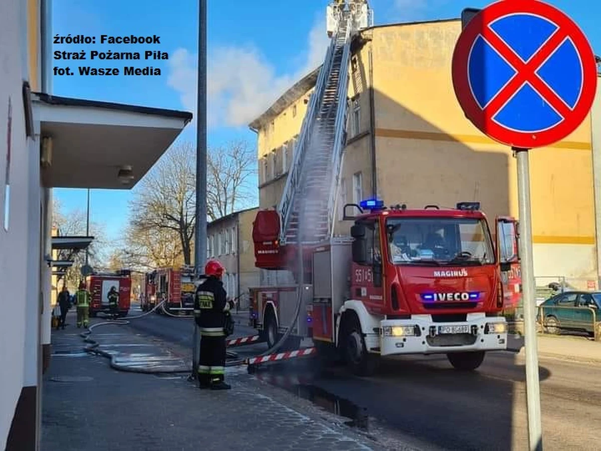 ​24 osoby ewakuowali strażacy z płonącej kamienicy w Pile w Wielkopolsce. Spaliło się poddasze, uszkodzony został też dach budynku, a przez brak prądu do mieszkań nie mogą wrócić lokatorzy.