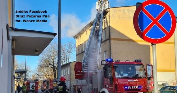 ​24 osoby ewakuowali strażacy z płonącej kamienicy w Pile w Wielkopolsce. Spaliło się poddasze, uszkodzony został też dach budynku, a przez brak prądu do mieszkań nie mogą wrócić lokatorzy.