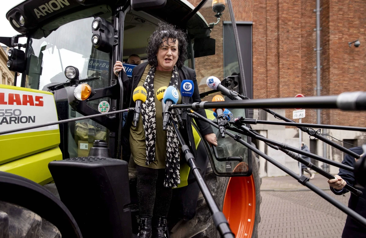 ​Dziennikarka magazynu "Świński biznes", organizatorka protestów rolniczych Caroline van der Plas była "czarnym koniem" ostatnich wyborów parlamentarnych w Holandii. Zwróciła na siebie uwagę, przyjeżdżając w czwartek pod parlament w Hadze... traktorem.