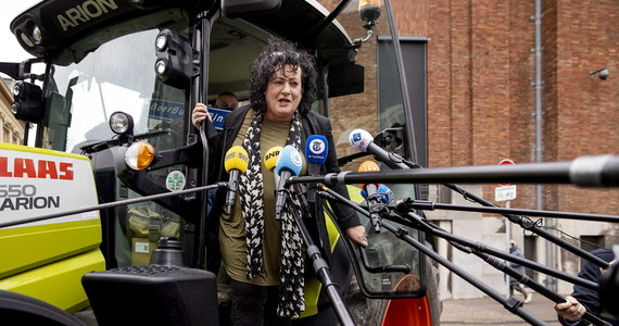 ​Dziennikarka magazynu "Świński biznes", organizatorka protestów rolniczych Caroline van der Plas była "czarnym koniem" ostatnich wyborów parlamentarnych w Holandii. Zwróciła na siebie uwagę, przyjeżdżając w czwartek pod parlament w Hadze... traktorem.