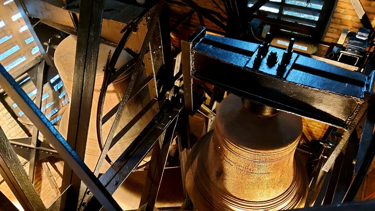 Największy waży prawie dwie tony, a najmniejszy 500 kilogramów. Cztery dzwony z kościoła pw. św. Rodziny w Pile przechodzą renowację. 