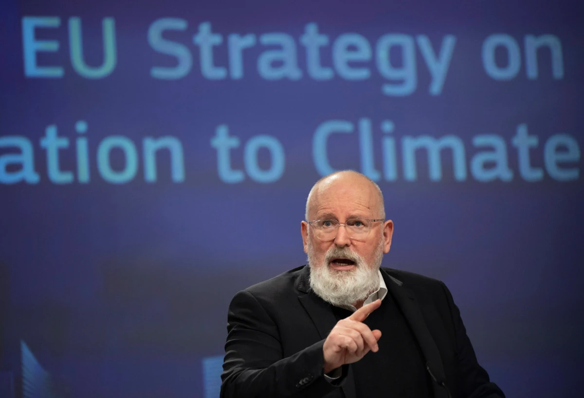 Wiceprzewodniczący Komisji Europejskiej Frans Timmermans zagroził konfiskatą szczepionek koncernom, które nie będą wywiązywać się z ich dostaw. "Jeśli będziemy zmuszeni to zrobić, zrobimy"- powiedział włoskiemu dziennikowi "La Repubblica" w sobotę.