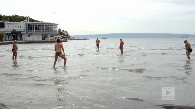 Chorwaci uwielbiają pewien nietypowy sport, w którego grają w wodzie, na brzegu morza. Nosi on nazwę Picigin i polega ona na jak najdłuższym podbijaniu piłki w powietrzu.Fragment programu "Polacy za granicą", emitowanego na antenie Polsat Play