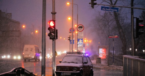 ​Instytut Meteorologii i Gospodarki Wodnej ostrzega przed opadami śniegu w województwie lubelskim, podkarpackim, małopolskim, śląskim i dolnośląskim. W niektórych miejscach tej nocy może spaść do 15 cm śniegu. Zamarzający deszcz i deszcz ze śniegiem sprawi, że w wielu miejscach na drogach zrobi się ślisko.