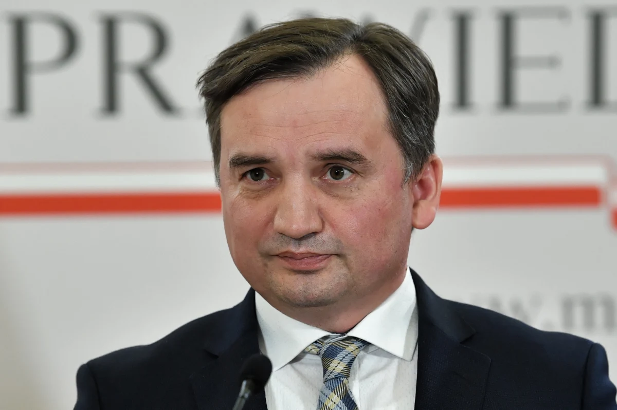 "Decydującą rolę w budowaniu polskiej polityki w odniesieniu do Unii ma premier Mateusz Morawiecki. To bardzo zdolny i otwarty na współpracę z UE polityk" – stwierdził w rozmowie z tygodnikiem “Sieci” prezes Solidarnej Polski, minister sprawiedliwości Zbigniew Ziobro. "Ma dużą umiejętność przekonywania kierownictwa PiS do polityki, która jednak rozmija się z naszym programem z 2014 r., który nie został nigdy odrzucony" – dodał.