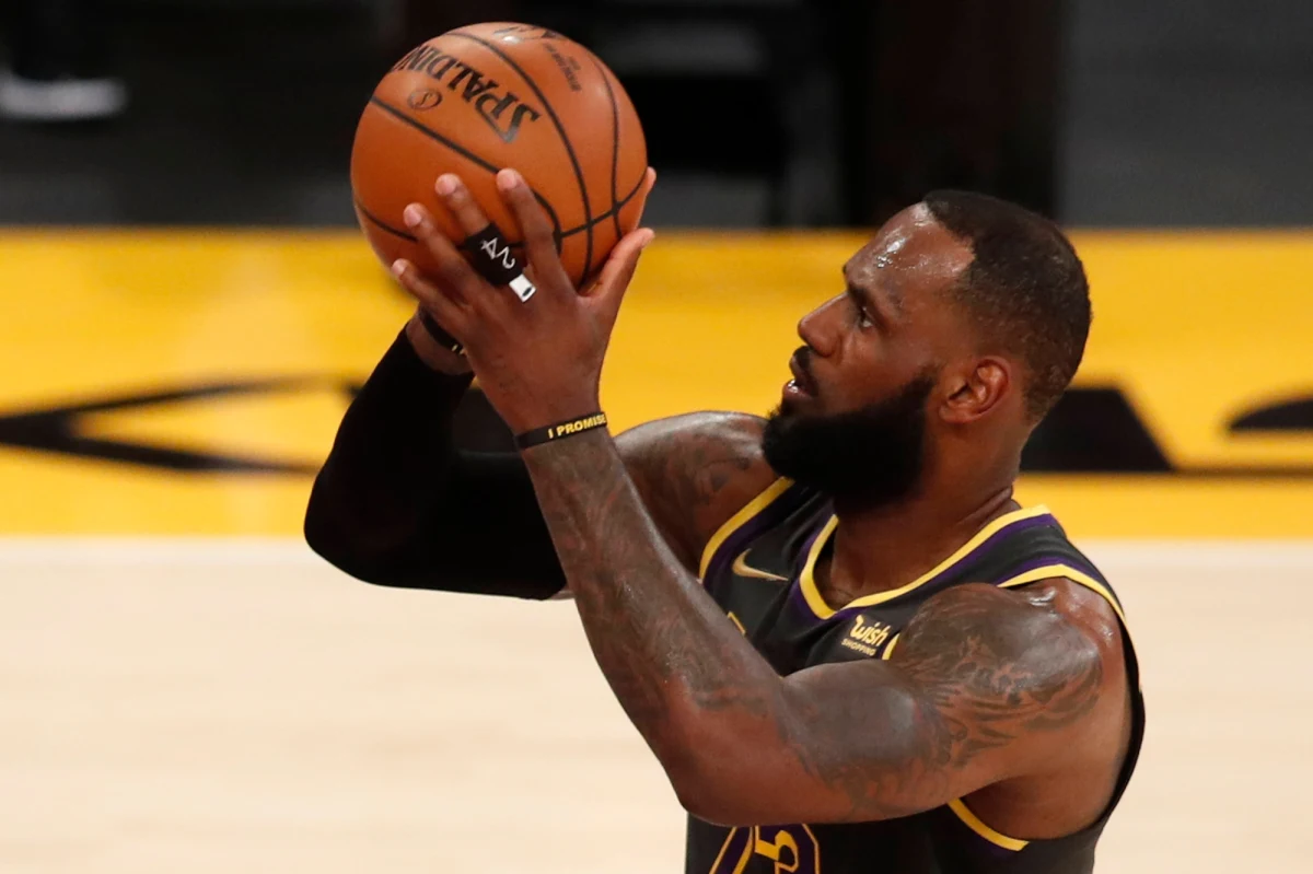 LeBron James skręcił kostkę w przegranym przez jego Los Angeles Lakers 94:99 meczu z Atlantą Hawks. Nie wiadomo jeszcze, jak długo słynny koszykarz będzie musiał pauzować.