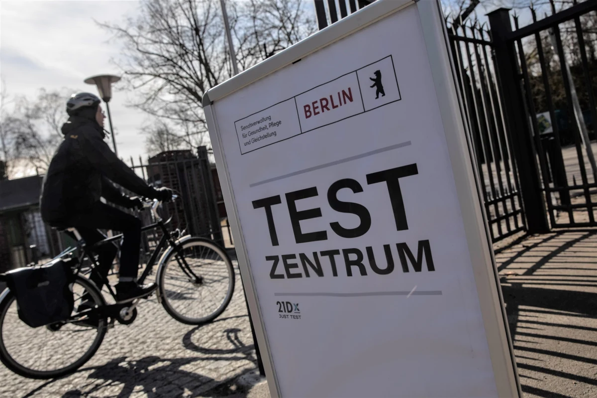 ​Z dokumentu, do którego dotarła AFP wynika, że kanclerz Angela Merkel chce przedłużyć lockdown w Niemczech ze względu na nasilanie się pandemii. Według Instytutu im. Roberta Kocha, w ciągu ostatnich siedmiu dni średnia zakażeń dziennie na 100 tys. osób wynosiła 103,9.
