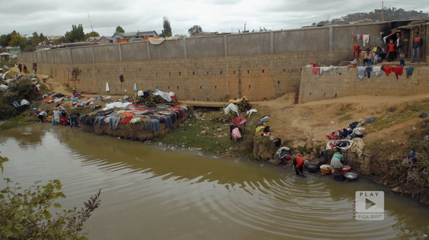 Arek pochodzący ze Szczecina zabiera nas na autorską wycieczkę po stolicy Madagaskaru – Antananarywie. Jednym z pierwszych widoków, jakie zobaczymy to niecodzienna… pralnia. Pralka jest tutaj rzadkością, a jak ktoś ją posiada, to najczęściej obsługuje ją sam. Mimo tego Malgasze, tubylcza ludność Madagaskaru, są niezwykle czyści. Kolejnym przystankiem jest cmentarz, z którym również związane są ciekawe historie… Fragment programu „Polacy za granicą”, emitowanego na antenie Polsat Play. 