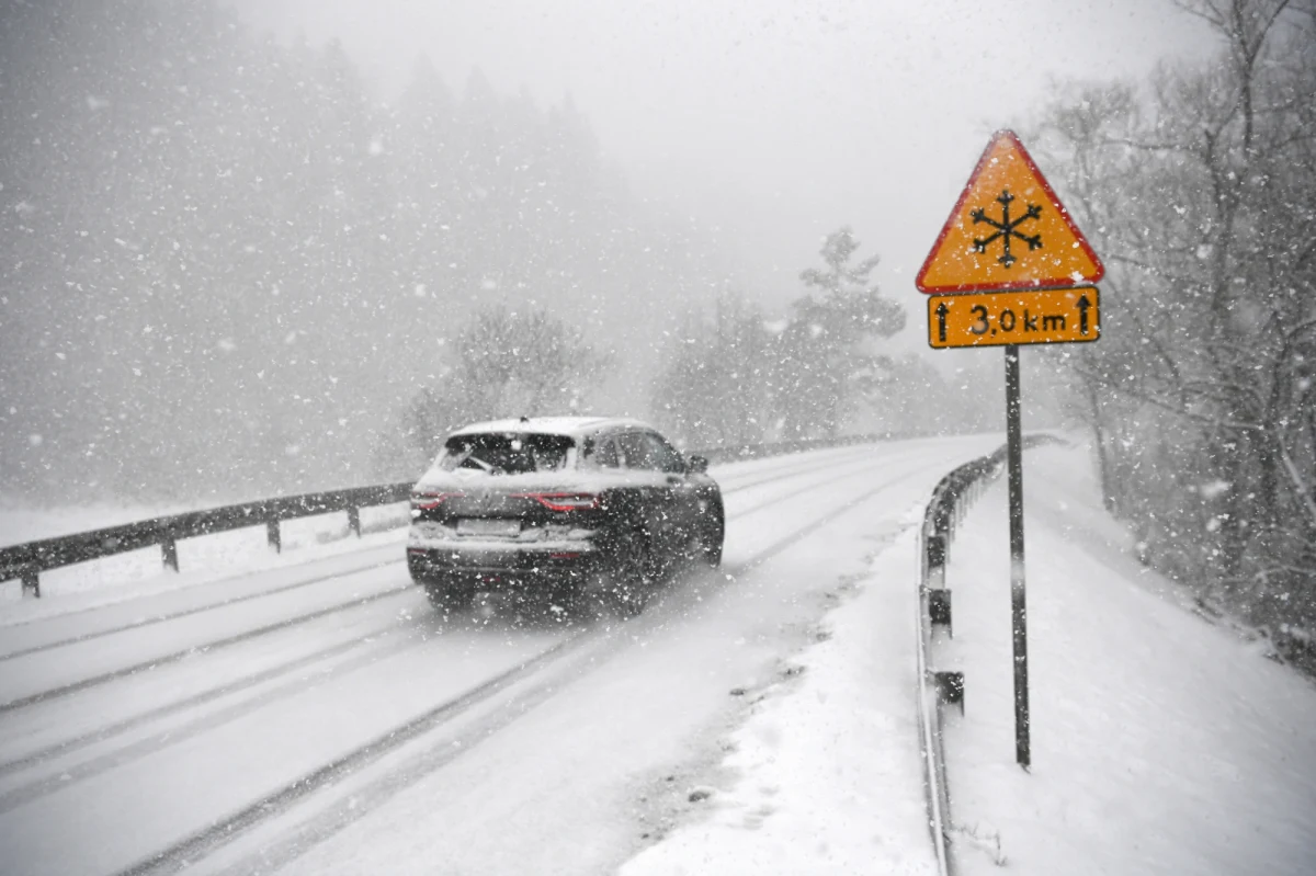 Oblodzenia w 14 województwach - Instytut Meteorologii i Gospodarki Wodnej wydał w niedzielę ostrzeżenia. Wyjątkiem są województwa zachodniopomorskie i lubuskie oraz część woj. wielkopolskiego i pomorskiego. Dla kilku województw wydano alerty dotyczące opadów śniegu.