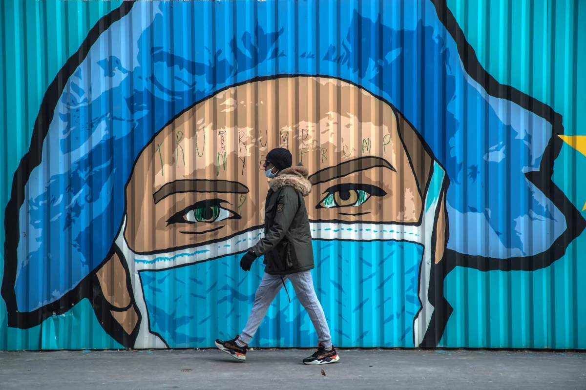 Skala zakażeń Covid-19 zależy w 70-80 proc. od ludzkich zachowań – powiedział w niedzielę PAP prezes Warszawskich Lekarzy Rodzinnych dr Michał Sutkowski. Dodał, że "wiosna nam wszystkiego nie załatwi", wyższe temperatury i suche powietrze mają tylko pewien wpływ na skalę zachorowań. W poniedziałkowym raporcie na temat pandemii w kraju resort zdrowia poinformował o 21 849 nowych zakażeniach koronawirusem