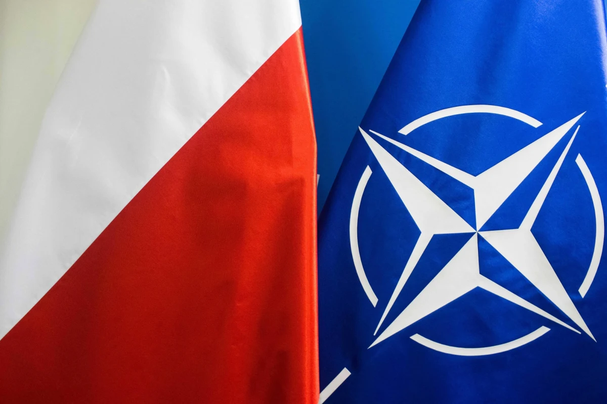 Polskie zespoły medyczne przeprowadzą szczepienia pracowników kwatery głównej NATO w Brukseli - poinformował w niedzielę szef rządu Mateusz Morawiecki. Za akcję szczepień, którą przeprowadzą Polacy, podziękował Morawieckiemu sekretarz generalny Sojuszu Jens Stoltenberg. 20 lekarzy wyleci z kraju w czwartek. Jak informuje Michał Dworczyk, w ciągu trzech dni zaszczepią około 3,5 tys. urzędników.