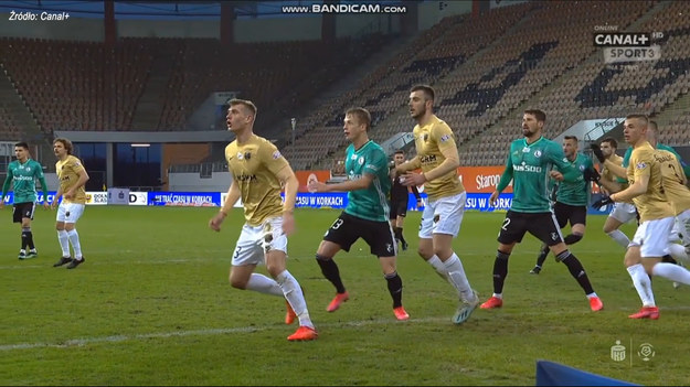W niedzielnym meczu PKO Ekstraklasy, Legia Warszawa pewnie wygrała z Zagłębiem Lubin. W spotkaniu nie zabrakło kontrowersji, a zwłaszcza w pierwszej połowie. Jak poradził sobie z nimi sędzia Paweł Gil?