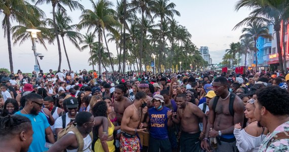 Miasto Miami Beach na Florydzie wprowadziło w sobotę godzinę policyjną. Powodem było lekceważenia obostrzeń koronawirusowych, awanturnictwo, a nawet uliczne walki. Aresztowano tam już ponad 900 osób.