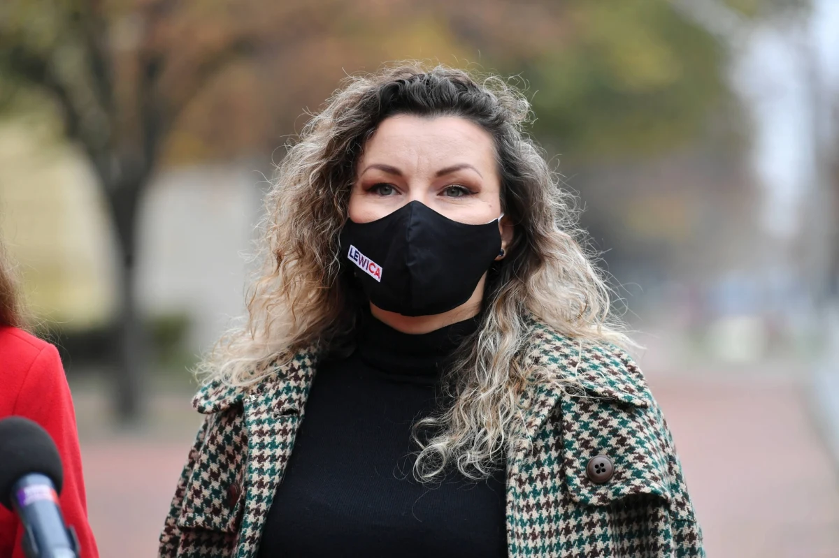 „Dzisiaj zaczynamy iść inną drogą, ale mam nadzieję, że wciąż w przyjaźni będziemy pracować na rzecz lepszej Polski dla każdej i każdego” – tak posłanka Monika Pawłowska ogłosiła na swoim Twitterze, że kończy współpracę z Lewicą. Od teraz zasili Porozumienie Jarosława Gowina.