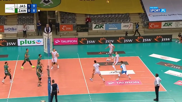 Jastrzębski Węgiel postawił pierwszy krok w kierunku półfinału siatkarskiej PlusLigi. W pierwszym meczu fazy play-off jastrzębianie we własnej hali pokonali Aluron CMC Wartę Zawiercie 3-0. To oni zachowali więcej zimnej krwi w kluczowych momentach spotkania.

