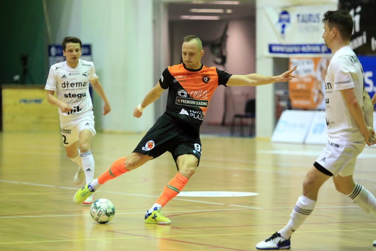 Piast Gliwice wykorzystał nieobecność Constractu Lubawa w najlepszy możliwy sposób. W 25. kolejce STATSCORE Futsal Ekstraklasy Piastunki pokonały Red Dragons Pniewy 3:2 i wskoczyły na pozycję wicelidera.