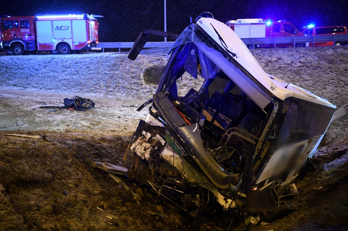 Wypadek ukraińskiego autobusu na autostradzie A4 na Podkarpaciu, pomiędzy węzłami Jarosław Wschód - Przemyśl. Na wysokości mostu w Kaszycach pojazd, którym podróżowało dziesięć osób, uderzył w bariery i przewrócił się do rowu. Zginęła jedna osoba, a dziewięć zostało rannych.