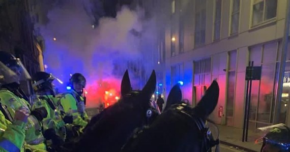 Do poważnych zamieszek doszło w niedzielę wieczorem w Bristolu w południowo-zachodniej Anglii podczas protestu przeciw projektowi ustawy o policji i przestępczości. Część uczestników podpalała samochody policyjne i zaatakowała komisariat.