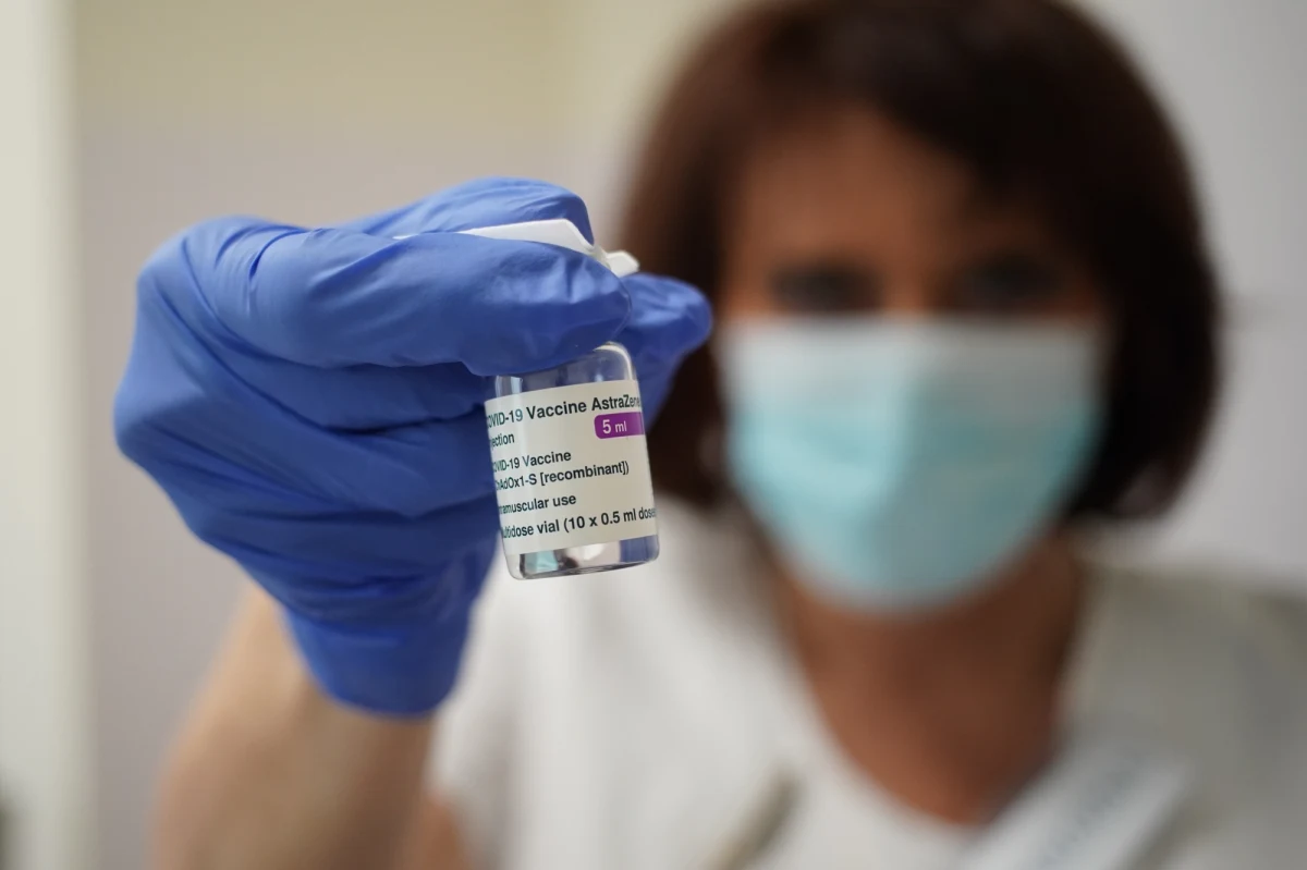 Rezygnacji z otrzymania preparatu od firmy AstraZeneca jest tak dużo, że rząd przebudowuje system szczepień, przyspieszając zapisy dla młodszych. Tempo całej akcji poprawi także to, że ozdrowieńcy otrzymają tylko jedną dawkę - podaje "Dziennik Gazeta Prawna".