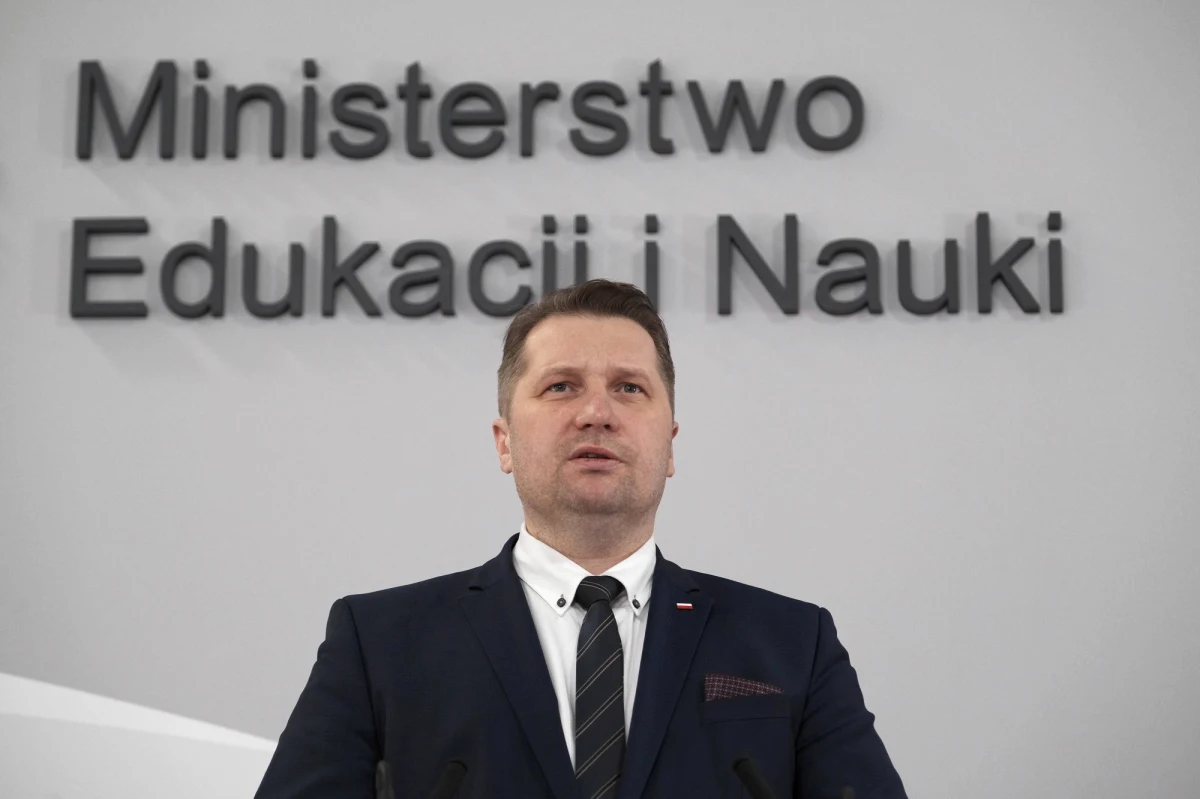 W szkołach jest bezpiecznie. Nie ma wysokiej transmisji wirusa - zaznaczył w rozmowie z portalem Onet.pl minister nauki i edukacji Przemysław Czarnek. Dodał jednak, że zamknięcie szkół było konieczne, by ograniczyć przemieszczanie się nie tylko dzieci, ale innych osób i w ten sposób wyhamować zakażenia.