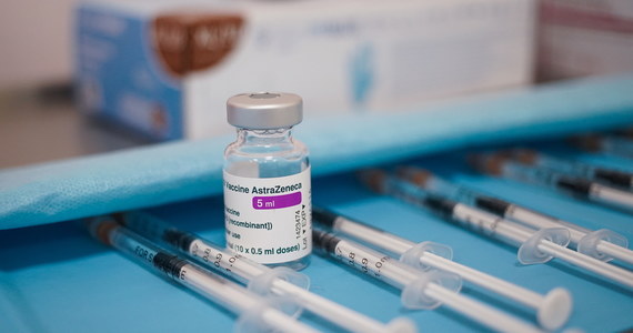 Przeprowadzone na szeroką skalę badania kliniczne w USA wykazały, że szczepionka przeciw Covid-19 koncernu AstraZeneca ma 79 proc. skuteczności w zapobieganiu objawowej postaci tej choroby i w 100 proc. chroni przed jej ciężkim przebiegiem - poinformowała firma w poniedziałek.