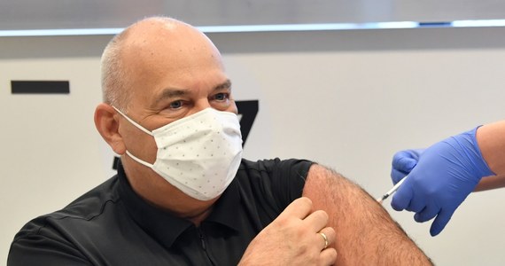 Szef resortu finansów Tadeusz Kościński został zaszczepiony preparatem firmy AstraZeneca. Według ministra rynek wierzy w tę szczepionkę. Jak przekazał, AstraZeneca ma już ponad 3 mld zamówień na swój produkt, konkurent - miliard.