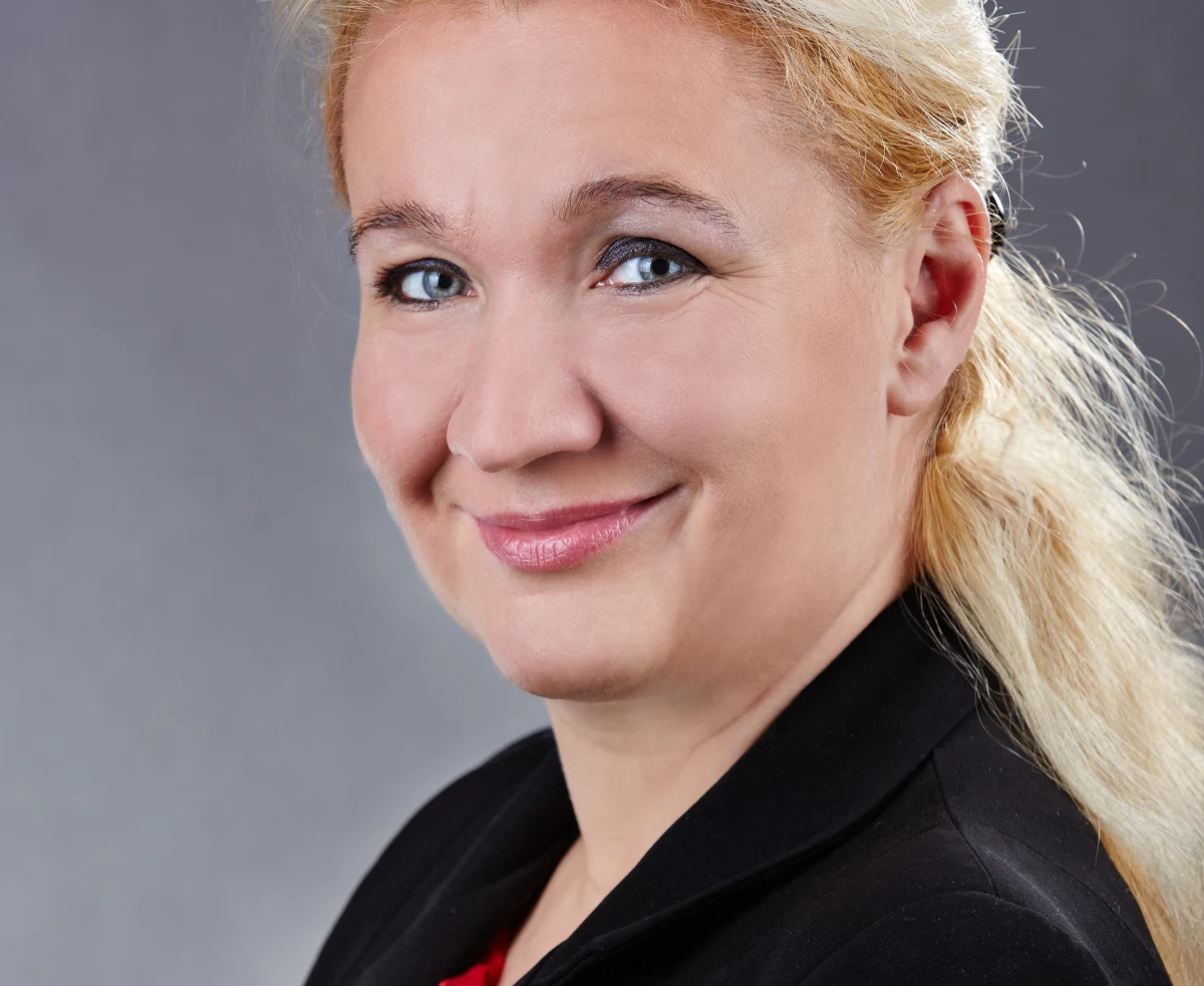 "Brak ruchu jest bardzo niekorzystny dla naszego funkcjonowania. Kiedy podejmujemy aktywność fizyczną, wydzielają się endorfiny, jesteśmy bardziej szczęśliwi" - mówiła w Popołudniowej rozmowie w RMF FM psycholog sportu Joanna Basiaga-Pasternak. "Kiedy aktywność jest ograniczona do minimum, ludzie są smutniejsi. Obserwuje się problemy natury psychologicznej, u niektórych osób przewlekłe zmęczenie, problemy ze snem, obniżenie nastroju czy nawet pojawia się depresja. Konsekwencje mogą być poważne" - dodała. 