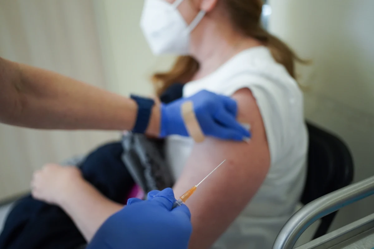 Trzecia fala pandemii rozwija się w Polsce. Wobec niechęci części społeczeństwa do preparatu firmy AstraZeneca, rząd uruchomił rejestrację na szczepienia dla kolejnych roczników. W kraju wykonano już ponad 5 mln szczepień przeciwko koronawirusowi. Prawie 1,8 mln osób otrzymało obie dawki preparatu. Trudna sytuacja w szpitalu tymczasowym w Płocku na Mazowszu. Brakuje tam personelu. Potrzebni są anestezjolodzy i lekarze rezydenci.