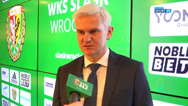 Śląsk Wrocław. Jacek Magiera zastąpił Viteżslava Laviczkę. W niedzielę Śląsk poinformował o zakończeniu współpracy z Czechem i jego sztabem. Ostatnio Magiera był selekcjonerem reprezentacji Polski do lat 19. Kilkanaście dni temu zapadła decyzja, że eliminacje do mistrzostw Europy U19 zostały odwołane i szkoleniowiec postanowił spróbować nowych wyzwań. Wcześniej Magiera trenował Legię Warszawa i Zagłębie Sosnowiec. Teraz postanowił związać się ze Śląskiem. Związał się z klubem do końca czerwca 2023 roku. Już dzisiaj ma spotkać się z drużyną i poprowadzić popołudniowy trening.
