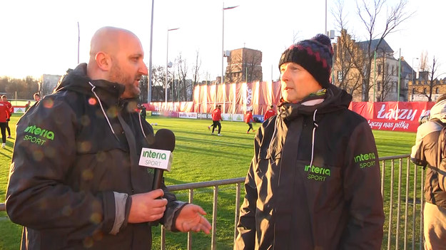 Właśnie zbiera kadrę, by już w czwartek w Budapeszcie poprowadzić ją w kluczowym dla losów eliminacji mundialu 2022 meczu z Węgrami. Czas szybko ucieka Paulo Sousie.
Grzeczny, sympatyczny, opanowany - taki był Portugalczyk na konferencji prasowej, na której zaprezentowano go jako nowego selekcjonera reprezentacji Polski. Powtórzyło się to, gdy ogłaszał powołania na marcowe starcia z Węgrami, Andorą i Anglią w kwalifikacjach mundialu w Katarze. Znów dziękował za każde pytanie, po czym odpowiadał po angielsku tak zawile, jakby nie zależało mu na tym, by zostać dokładnie zrozumianym


