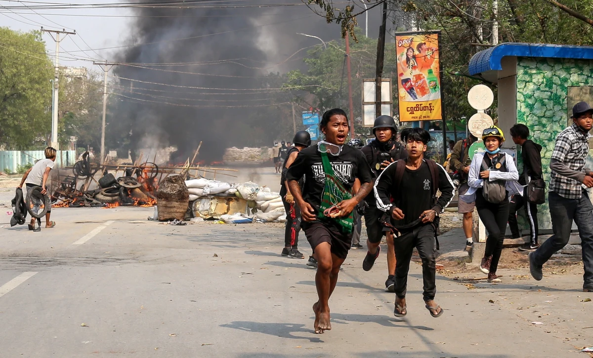 UE nałożyła dziś sankcje na jedenaście osób odpowiedzialnych za wojskowy zamach stanu dokonany w Mjanmie w dniu 1 lutego 2021 r. oraz za późniejsze represje wojskowe i policyjne wobec pokojowych demonstrantów. Także amerykański resort finansów poinformował o nałożeniu sankcji na ludzi powiązanych z juntą. 