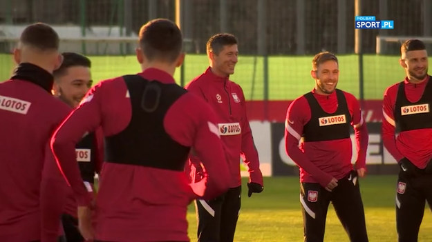 Właśnie zbiera kadrę, by już w czwartek w Budapeszcie poprowadzić ją w kluczowym dla losów eliminacji mundialu 2022 meczu z Węgrami. Czas szybko ucieka Paulo Sousie.
Grzeczny, sympatyczny, opanowany - taki był Portugalczyk na konferencji prasowej, na której zaprezentowano go jako nowego selekcjonera reprezentacji Polski. Powtórzyło się to, gdy ogłaszał powołania na marcowe starcia z Węgrami, Andorą i Anglią w kwalifikacjach mundialu w Katarze. Znów dziękował za każde pytanie, po czym odpowiadał po angielsku tak zawile, jakby nie zależało mu na tym, by zostać dokładnie zrozumianym