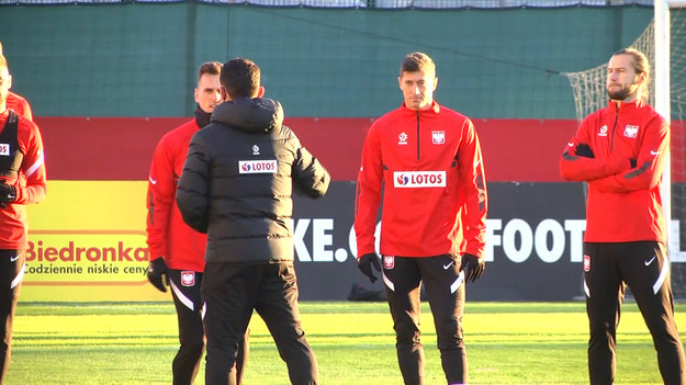 W poniedziałek reprezentacja Polski odbyła pierwszy trening pod wodzą selekcjonera Paula Sousy. Zajęcia zostały przeprowadzone na bocznym boisku Legii Warszawa. Udział wzięło w nich 25 piłkarzy. Zabrakło dwóch zawodników - Bartosza Bereszyńskiego oraz Karola Świderskiego.